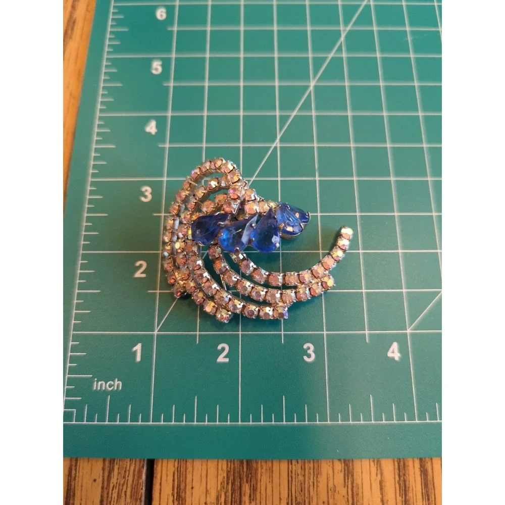 Vintage Beautiful Rhinestone Pin Brooch In Silver Tone